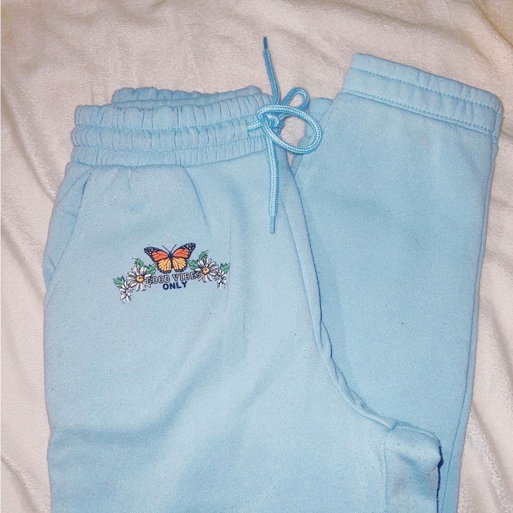 good vibes only sweats🦋
❕